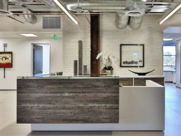 D Overture reception L-desk wide with glass counter